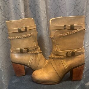 93 Vintage Women's Tan Leather Ankle Boots
